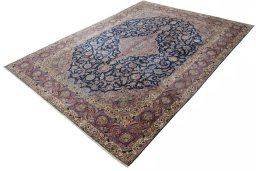 Corner detail of 1930s Kashan rug showing border pattern and Wool pile