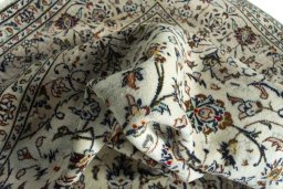 Surface texture of 2000s Kashan rug with natural Wool and intricate pattern