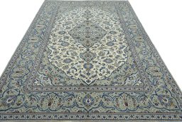 Surface texture of 2000s Kashan rug with natural Wool and intricate pattern
