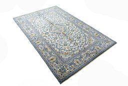 Surface texture of 2000s Kashan rug with natural Wool and intricate pattern