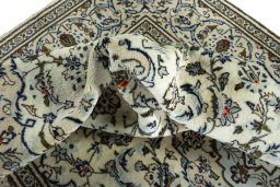 Surface texture of 2000s Kashan rug with natural Wool and intricate pattern