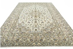 Surface texture of 2000s Kashan rug with natural Wool and intricate pattern