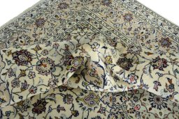 Surface texture of 2000s Kashan rug with natural Wool and intricate pattern