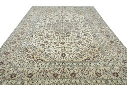 Surface texture of 2000s Kashan rug with natural Wool and intricate pattern