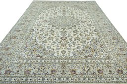 Surface texture of 2000s Kashan rug with natural Wool and intricate pattern