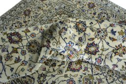 Surface texture of 2000s Kashan rug with natural Wool and intricate pattern
