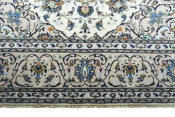 Full view of New Kashan rug from Iran / Persia, 300 × 197 cm in Beige tones