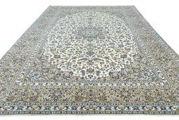 Surface texture of 2000s Kashan rug with natural Wool and intricate pattern