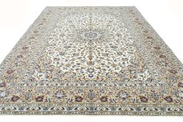 Surface texture of 2000s Kashan rug with natural Wool and intricate pattern
