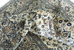 Surface texture of 2000s Kashan rug with natural Wool and intricate pattern