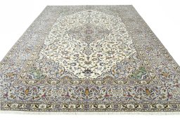 Surface texture of 2000s Kashan rug with natural Wool and intricate pattern
