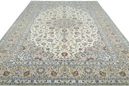 Surface texture of 2000s Kashan rug with natural Wool and intricate pattern