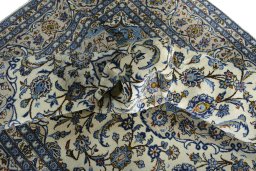 Surface texture of 2000s Kashan rug with natural Wool and intricate pattern