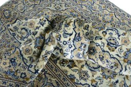 Surface texture of 2000s Kashan rug with natural Wool and intricate pattern