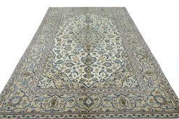 Surface texture of 2000s Kashan rug with natural Wool and intricate pattern