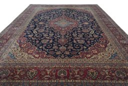 Surface texture of 1930s Kashan rug with natural Wool and intricate pattern