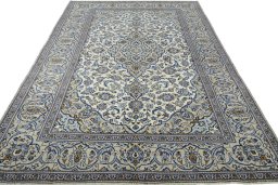 Surface texture of 2000s Kashan rug with natural Wool and intricate pattern