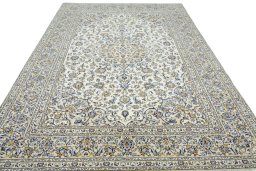 Surface texture of 2000s Kashan rug with natural Wool and intricate pattern