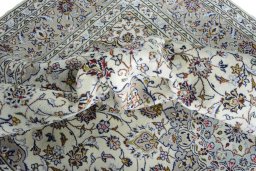 Surface texture of 2000s Kashan rug with natural Wool and intricate pattern