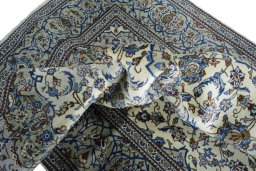 Surface texture of 2000s Kashan rug with natural Wool and intricate pattern