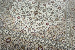 Close-up detail of New Kashan rug from Iran / Persia showing Wool weave