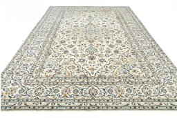Surface texture of 2000s Kashan rug with natural Wool and intricate pattern