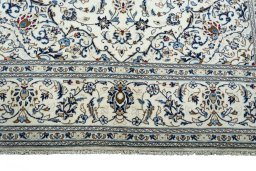 Full view of New Kashan rug from Iran / Persia, 296 × 199 cm in Beige tones