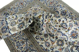 Surface texture of 2000s Kashan rug with natural Wool and intricate pattern