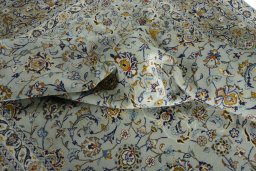Surface texture of 2000s Kashan rug with natural Wool and intricate pattern