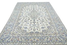 Surface texture of 2000s Kashan rug with natural Wool and intricate pattern