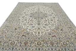Surface texture of 2000s Kashan rug with natural Wool and intricate pattern