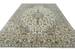 Surface texture of 2000s Kashan rug with natural Wool and intricate pattern
