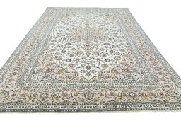 Surface texture of 2000s Kashan rug with natural Wool and intricate pattern