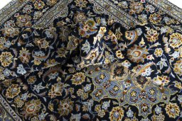 Surface texture of 2000s Kashan rug with natural Wool and intricate pattern