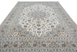 Surface texture of 2000s Kashan rug with natural Wool and intricate pattern