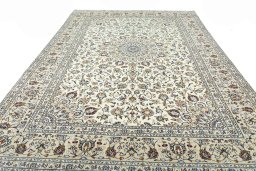 Surface texture of 2000s Kashan rug with natural Wool and intricate pattern