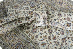 Surface texture of 2000s Kashan rug with natural Wool and intricate pattern