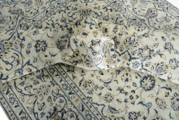 Surface texture of 2000s Kashan rug with natural Wool and intricate pattern