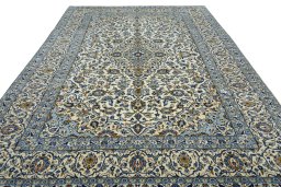 Surface texture of 2000s Kashan rug with natural Wool and intricate pattern