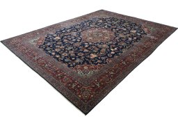 Corner detail of 1930s Kashan rug showing border pattern and Wool pile