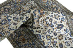 Surface texture of 2000s Kashan rug with natural Wool and intricate pattern