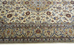 Close-up detail of New Kashan rug from Iran / Persia showing Cork weave