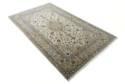 Close-up detail of New Kashan rug from Iran / Persia showing Cork weave