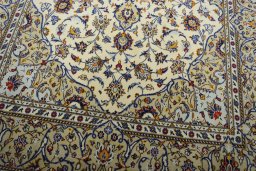 Close-up detail of New Kashan rug from Iran / Persia showing Cork weave