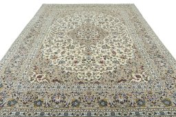 Surface texture of 2000s Kashan rug with natural Wool and intricate pattern
