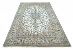Surface texture of 2000s Kashan rug with natural Wool and intricate pattern