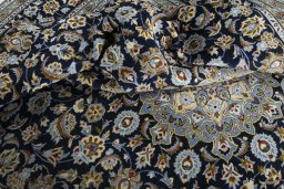 Surface texture of 2000s Kashan rug with natural Wool and intricate pattern