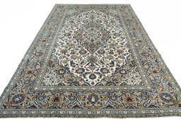 Surface texture of 2000s Kashan rug with natural Wool and intricate pattern