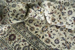 Surface texture of 2000s Kashan rug with natural Wool and intricate pattern
