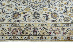 Close-up detail of New Kashan rug from Iran / Persia showing Cork weave